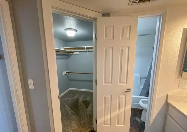 Building Photo - Your next home is waiting!