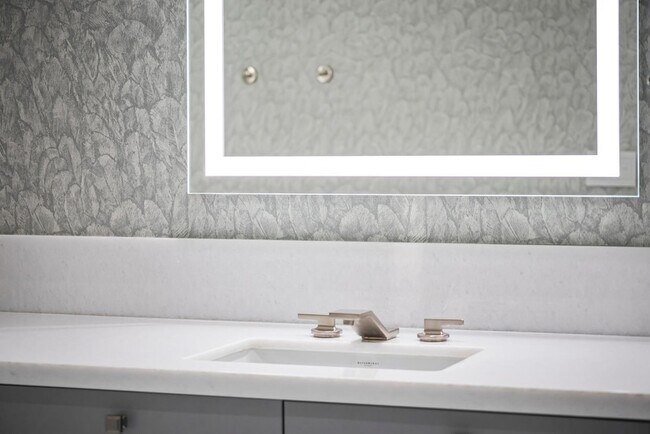 Building Photo - 6587 N Palmeraie Blvd