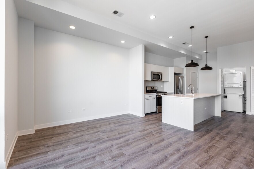 Building Photo - 2250 W Lawrence Ave