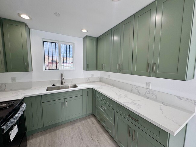Building Photo - Fully renovated apartment located in the heart of mid-city!!