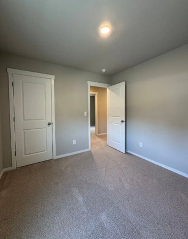 Building Photo - Stylish 4 bed/2.5 bath house