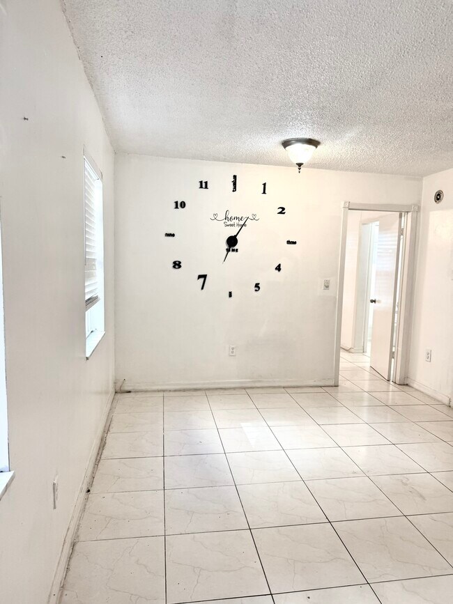 Building Photo - 1525 NW 19th Ter