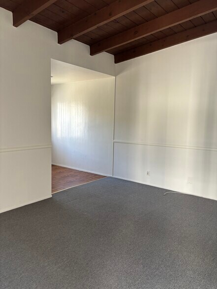 Building Photo - 975 S Barrington Ave