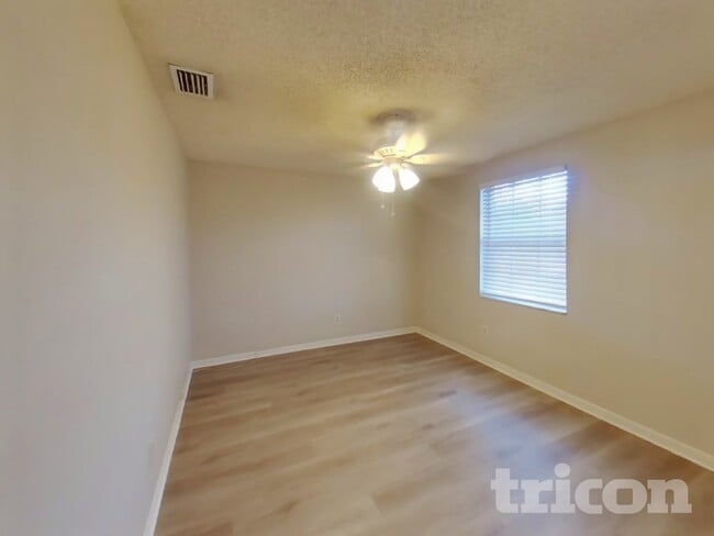 Building Photo - 907 Briarcliff Dr