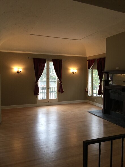 Beautiful french style windwo in living room - 132 Gaviota Ave