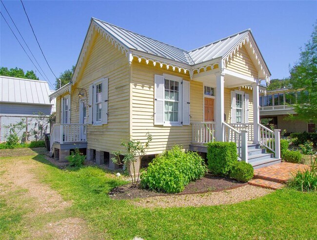 Building Photo - 716 Sabine St