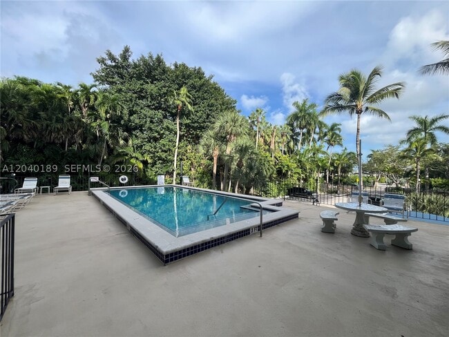 Building Photo - 2539 S Bayshore Dr