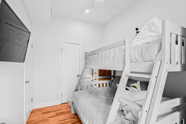 Building Photo - 9609 Pacific Ave