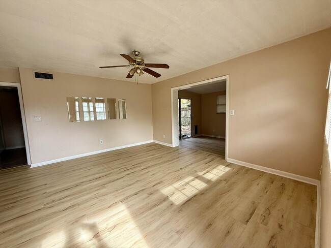 Building Photo - Charming 3-Bedroom Rental with Separate Li...