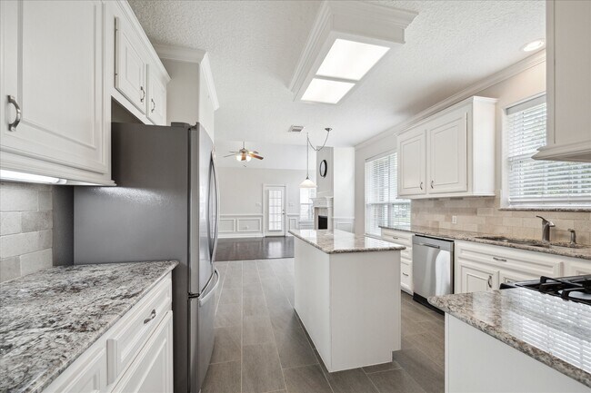 Building Photo - 20334 Hampshire Rocks Dr
