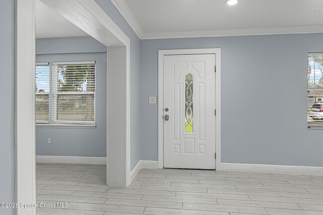 Building Photo - 719 6th St