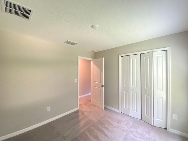 Building Photo - SW location 4/2/2 **WON'T LAST**