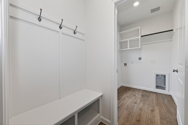 Building Photo - 5015 Bowen Pr Dr