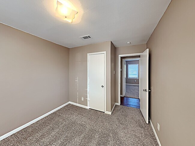 Building Photo - Adorable 4 Bedroom!!