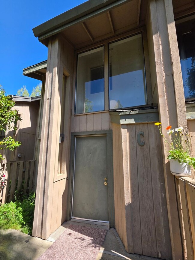 Building Photo - Charming 2-Bedroom Condominium with Scenic...