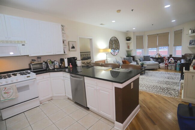 Building Photo - 915 Madison St