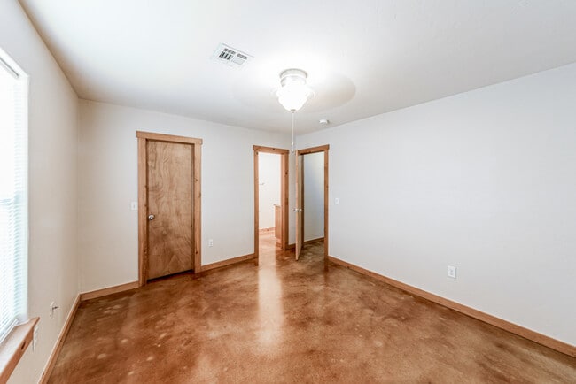 Building Photo - 2607 W 58th St