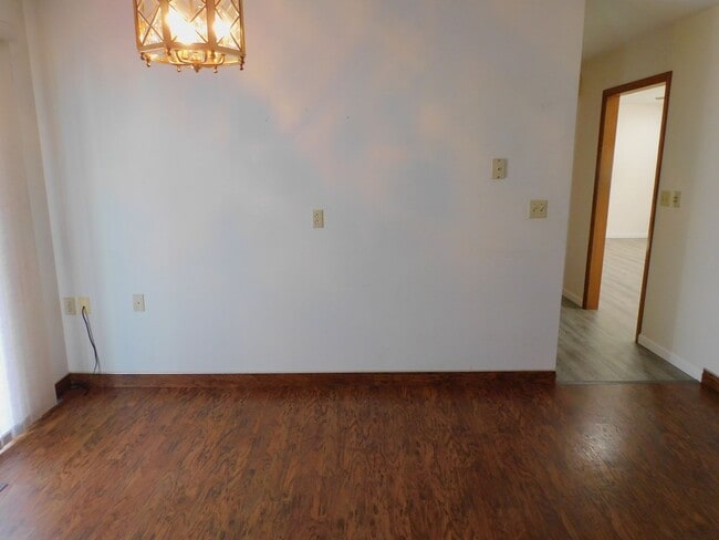 Building Photo - 3 Bedrooms, 2 baths, near schools and shopping