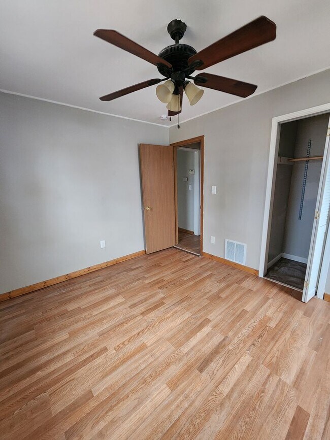 Building Photo - 2 Bedroom Ranch w/ Garage