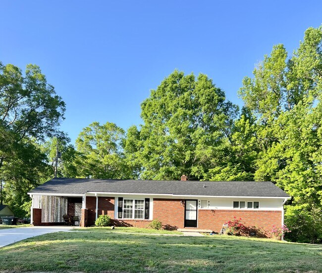 Building Photo - 336 Crestside Dr SE