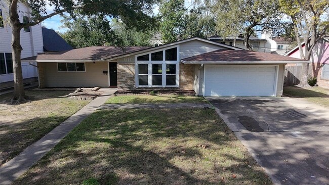 Building Photo - 1327 Moorhead Dr