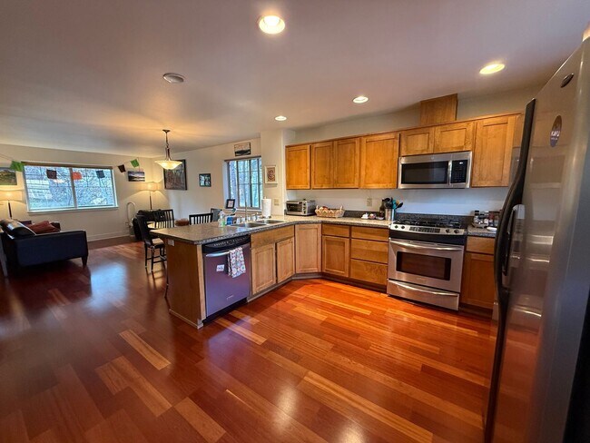 Building Photo - Beautiful 2 Bed/2.5 Bath Townhome on Bend's Westside - Shevlin Park Road