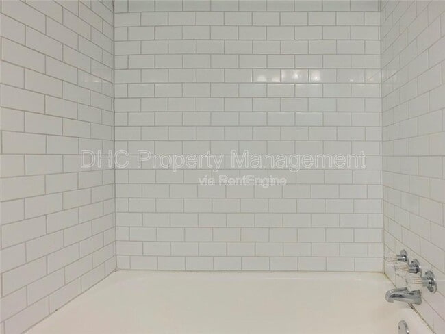 Building Photo - 161 Larose Cir SE