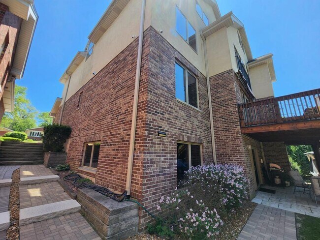 Building Photo - 611 S Oakwood Ave