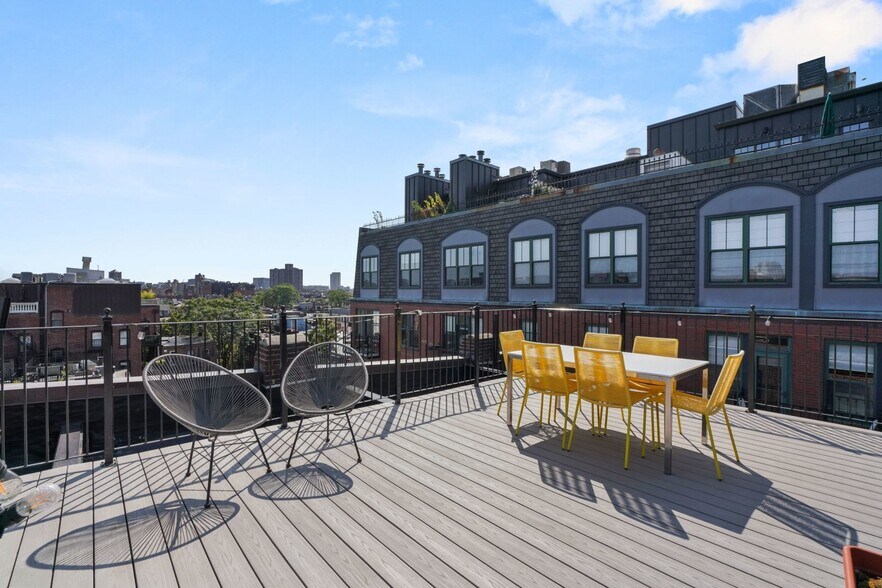 Building Photo - 17 Cazenove St