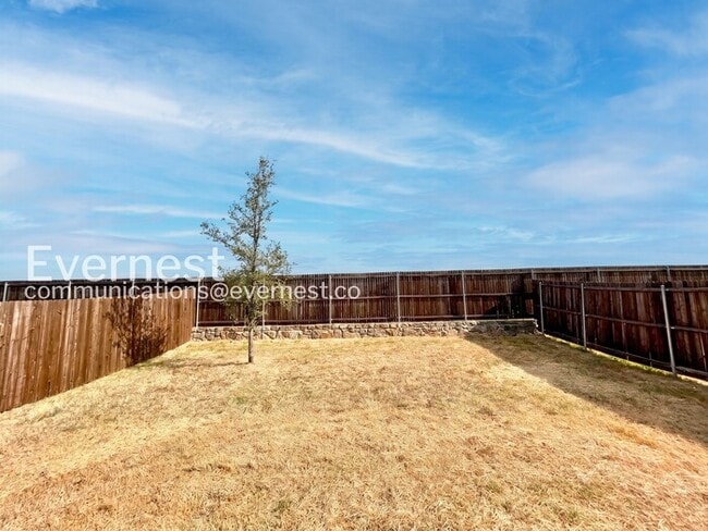 Building Photo - 5 Bed/3 Bath Home with Fenced Yard & Garage / Pet-Friendly / Available Now!