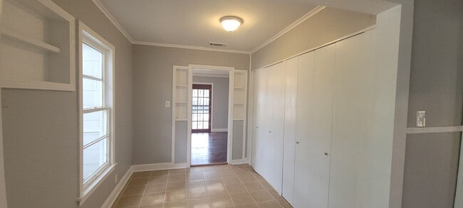 Building Photo - Beautiful 3 bedroom/1.5 bathroom house wit...