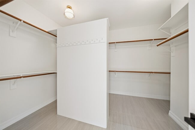 Building Photo - 5622 Lake Pl Dr