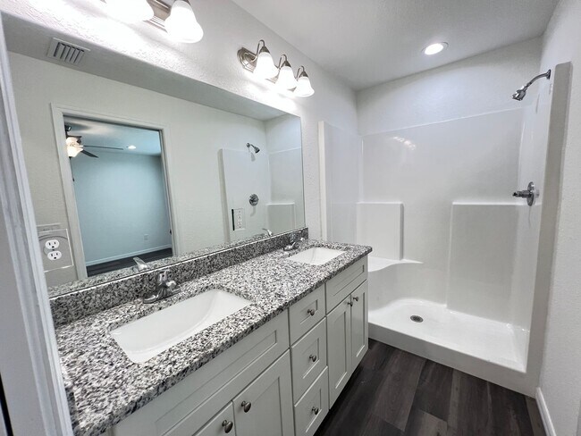 Building Photo - Beautifl Bedroom / 2 Bath Home in Ocklawaha!