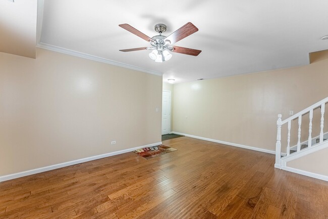 Building Photo - 305 Creekside Dr