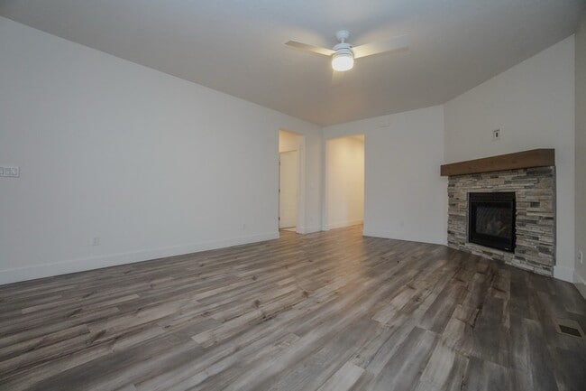 Building Photo - 5967 W Daphne Dr