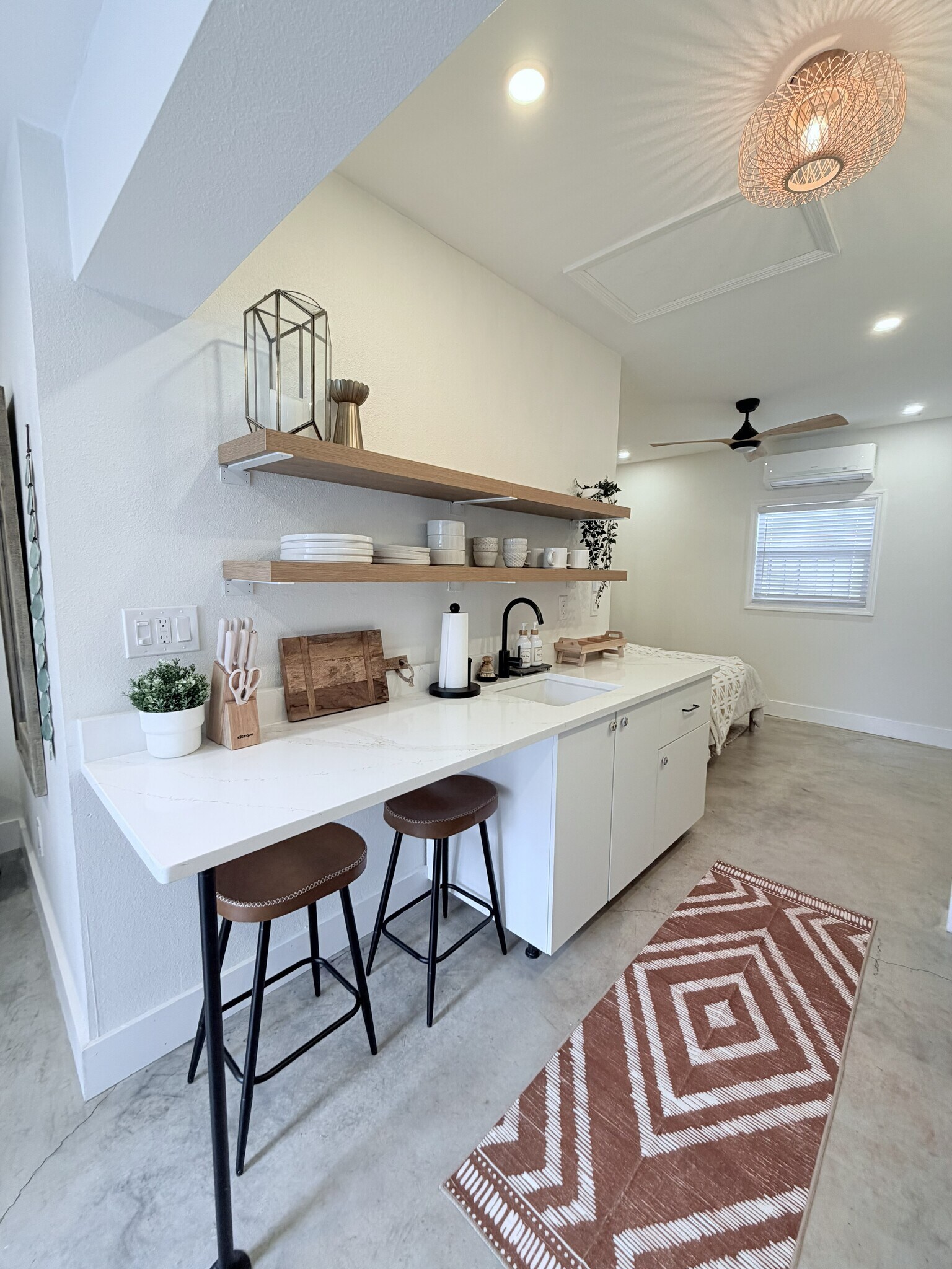 Kitchen/Eat In Area - 6007 N Orange Blossom Ave