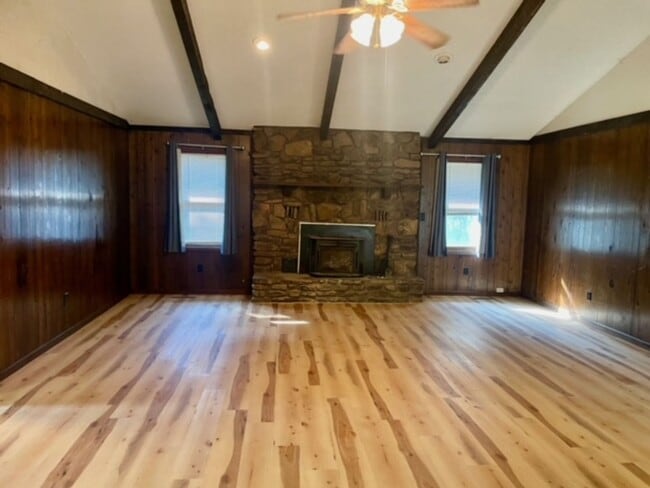 Building Photo - 3839 N Stewart Ave