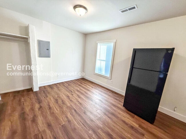 Building Photo - 201 9th Ave W