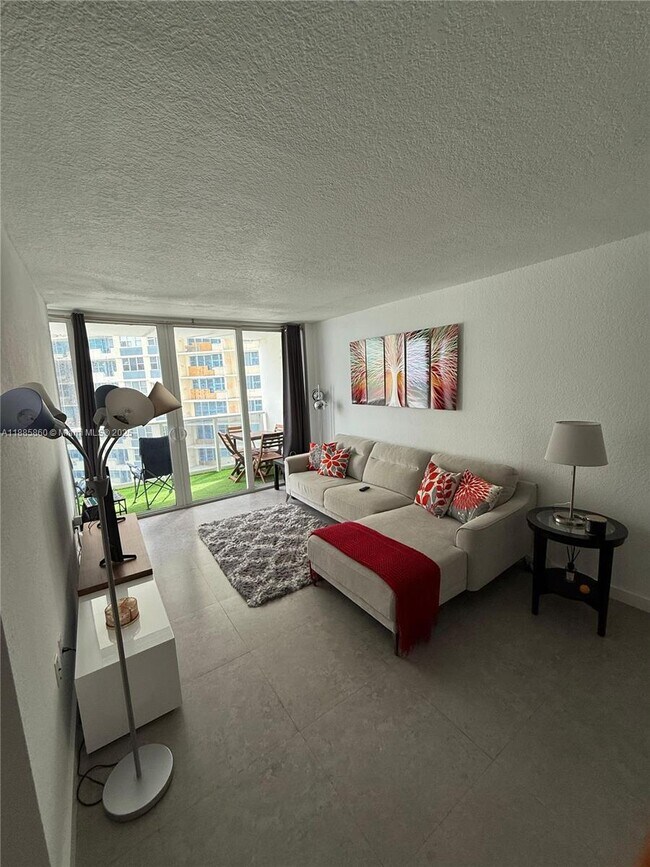 Building Photo - 3140 S Ocean Dr