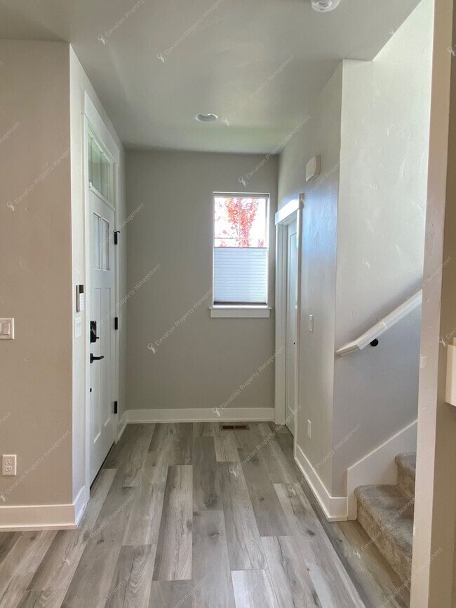 Building Photo - Newer 3BR - 2.5BA Home a Sought-After Redm...