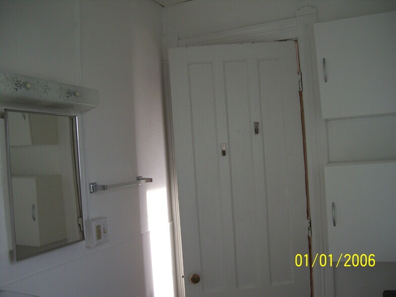 Building Photo - 914 N Salina St