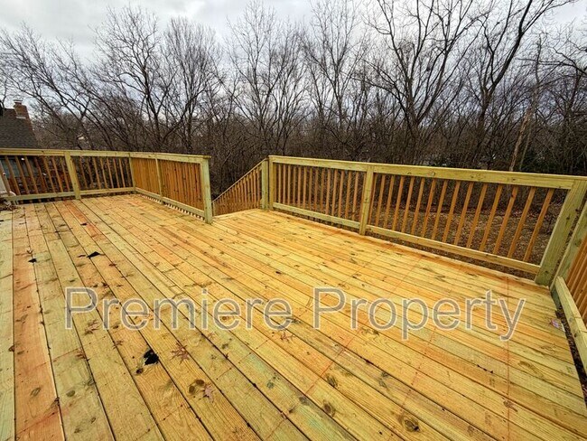 Building Photo - 1011 SW Lorman Dr