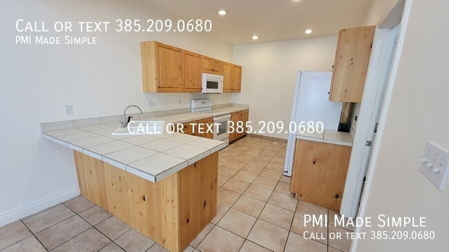 Building Photo - 3042 E Somerset Dr