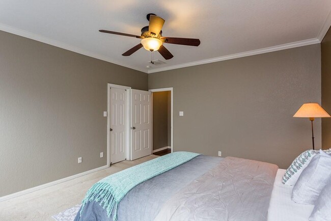 Building Photo - 15230 Ledgewood Park Dr