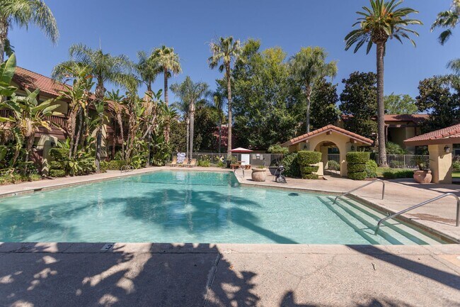 Building Photo - Villa Borgata Condo with Newer Flooring, P...