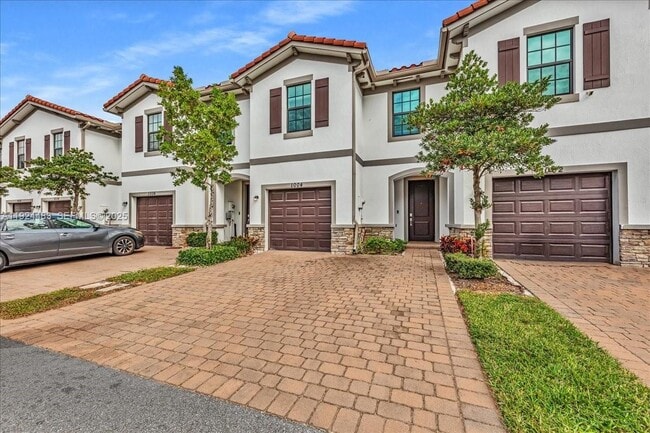 Building Photo - 1004 Willow Pl