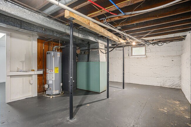 Building Photo - Fully Renovated 3 bed 2 bath home - Ask about our security deposit alternative!