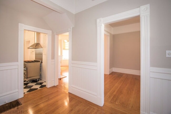 Building Photo - Eureka Valley Victorian Flat - Spacious and Pristine 1 Bed, 1 Bath