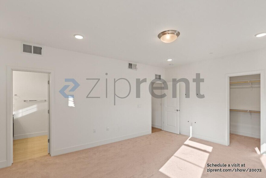 Building Photo - Unit