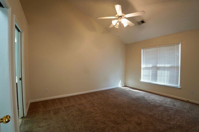 Building Photo - NICE One Level Nashville Area Home Near Lakes and Airport!